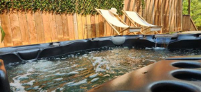 Boho Cottage - Hot tub and close to Beach